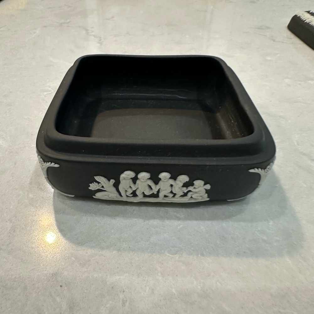 WEDGWOOD Black and White Jasperware Trinket Box with Classical Cameos Circa 1960 - Picture 9 of 9